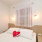Seaside Hrka - Comfort One Bedroom With Terrace And Sea View 1 Apartmán *
